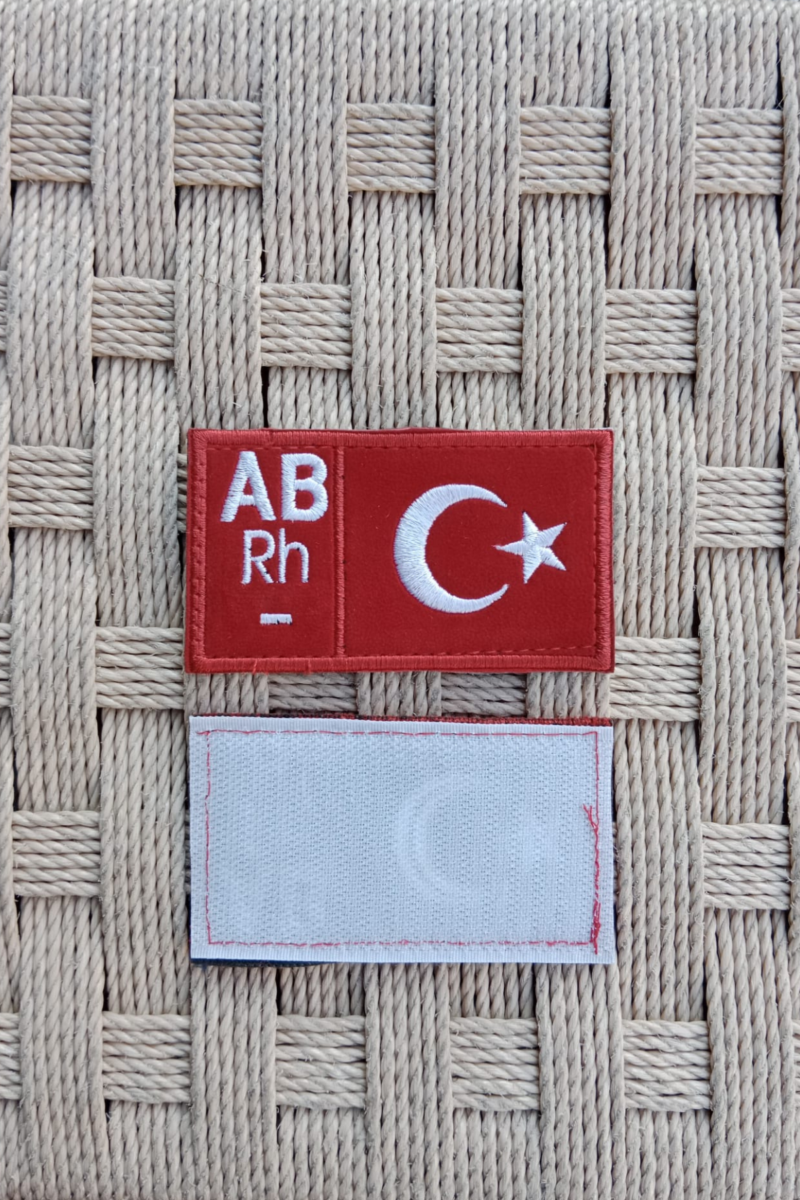 Kırmızı Kadife Zemin Beyaz Nakış işlemeli AB Rh - Kan Gruplu Arma Patch Peç