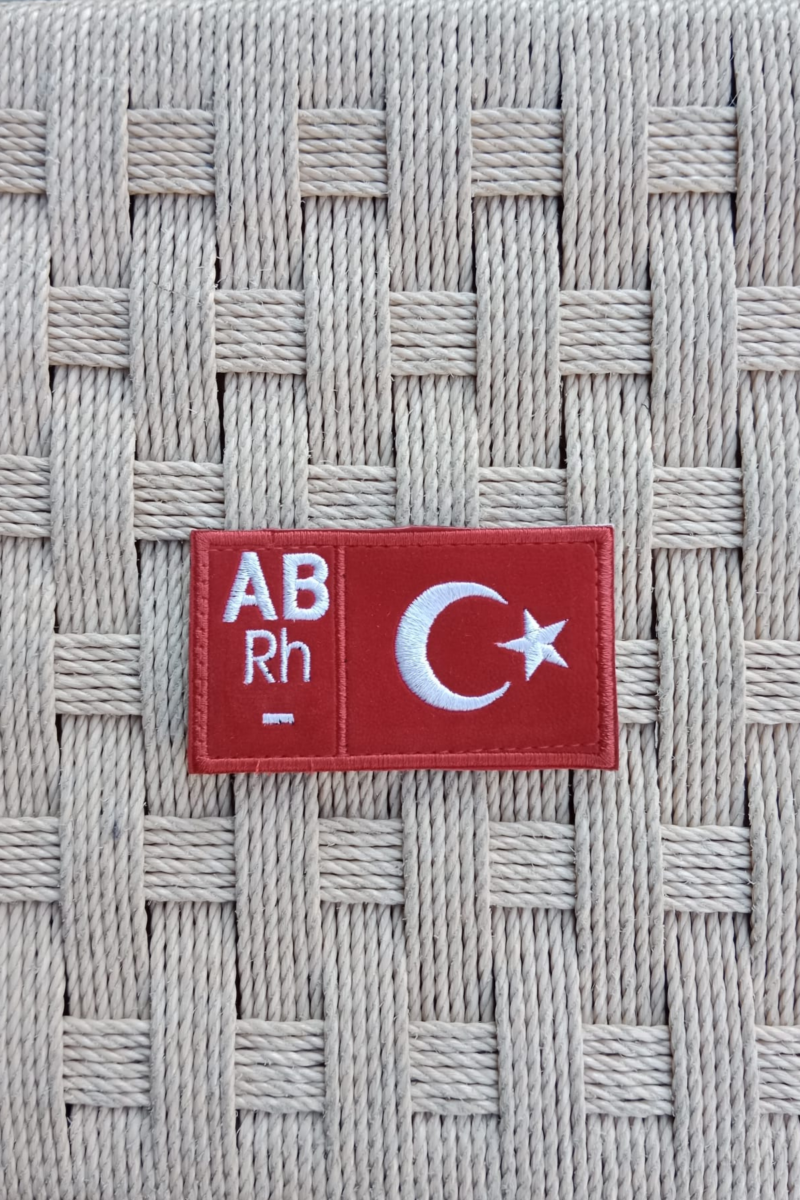 Kırmızı Kadife Zemin Beyaz Nakış işlemeli AB Rh - Kan Gruplu Arma Patch Peç - Görsel 2