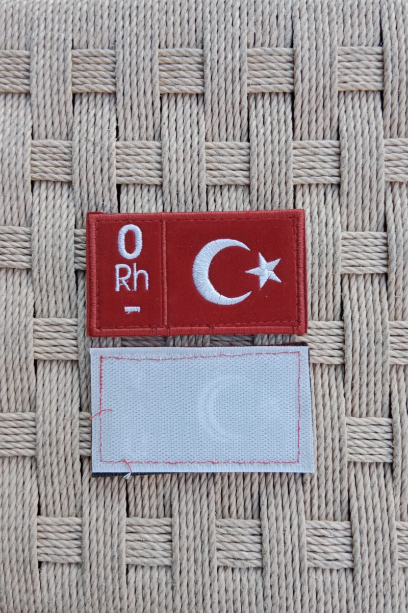 Kırmızı Kadife Zemin Beyaz Nakış işlemeli 0 Rh - Kan Gruplu Arma Patch Peç