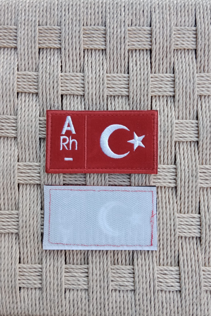 Kırmızı Kadife Zemin Beyaz Nakış işlemeli A Rh - Kan Gruplu Arma Patch Peç